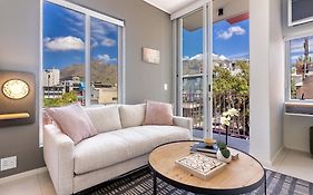 The Rose207: Modern Corner Studio With Views